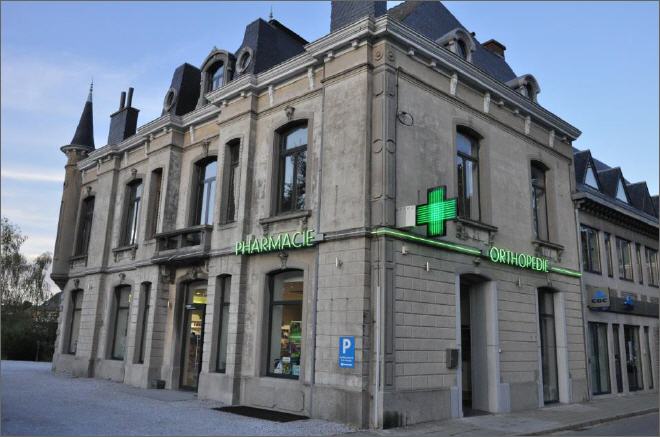 Façade de la pharmacie et du magasin d’orthopédie à Chimay
