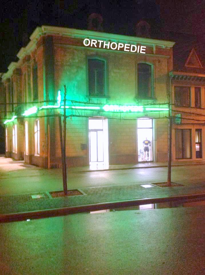 Façade du magasin d’orthopédie éclairée le soir